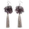 Fantasías Miguel Clave:IP2207 Aretes Gris Con Borlas