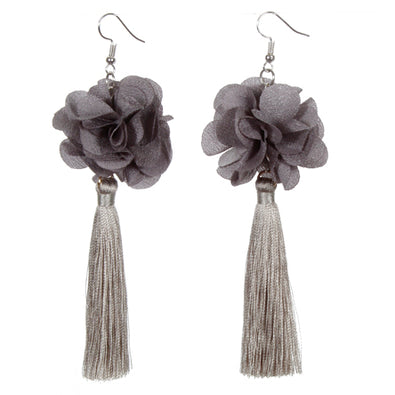 Fantasías Miguel Clave:IP2207 Aretes Gris Con Borlas