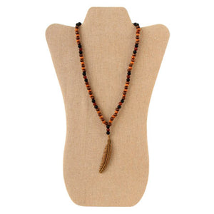 Collar Con Cuentas De Madera Café Con Dije De Pluma