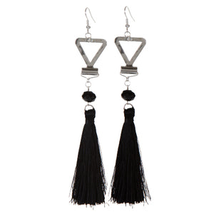 Aretes Con Dije Contorno De Triángulo Con Borla Negro