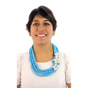 Collar De Estambre Azul Con Flores