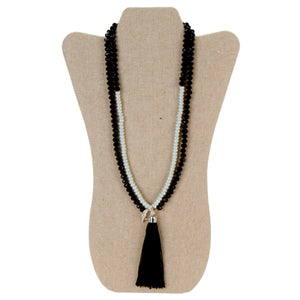 Collar Blanco-Negro Con Borla